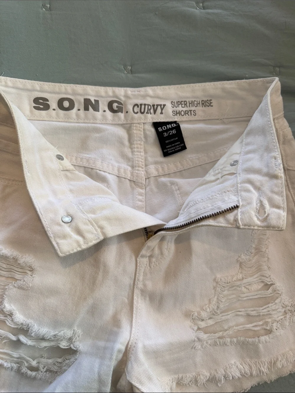 Women’s White Distressed Denim s. O. N. G. Shorts - Casual High-Rise curb Cutoff